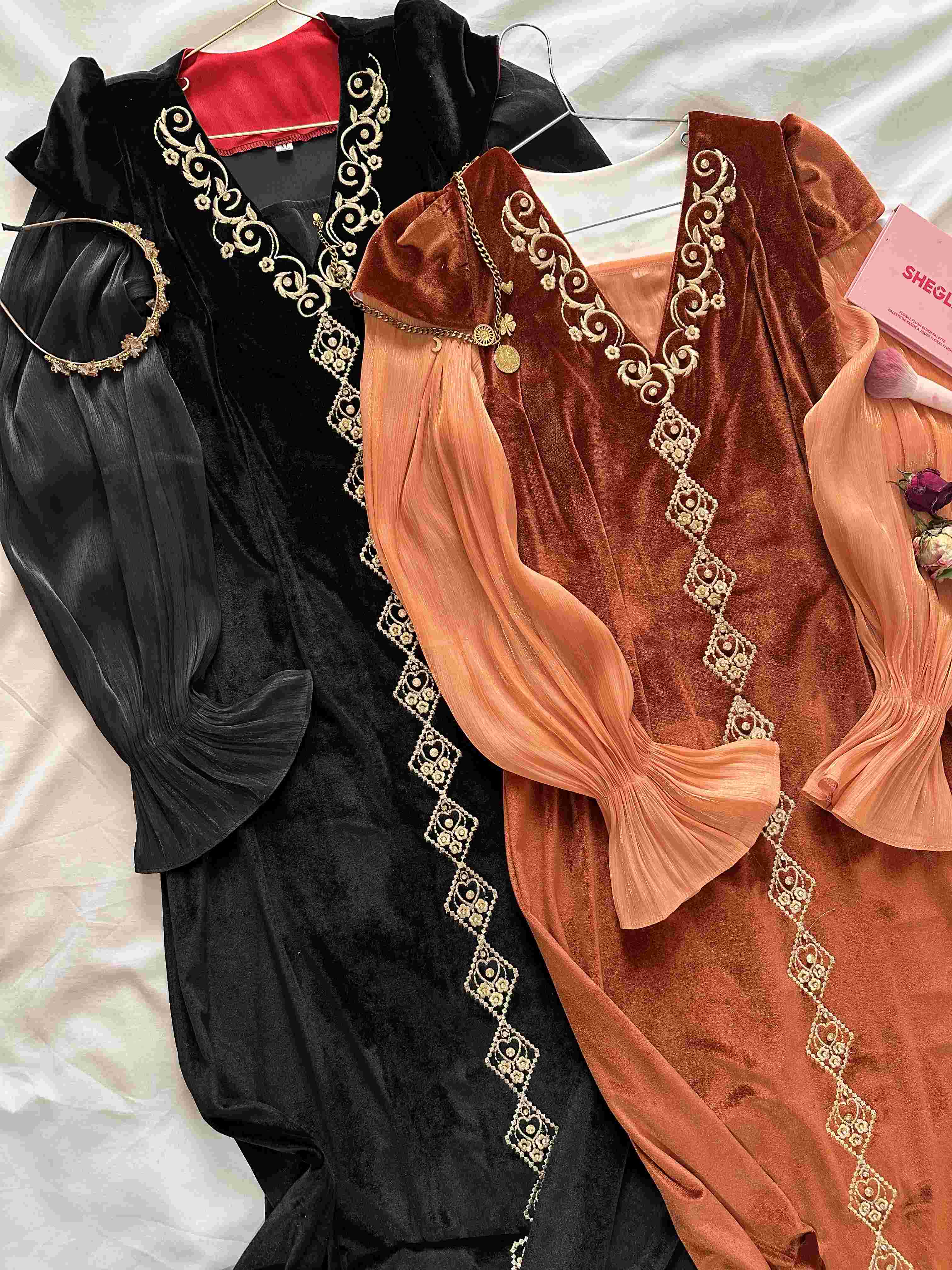 Robe White lily velour broderie doré 