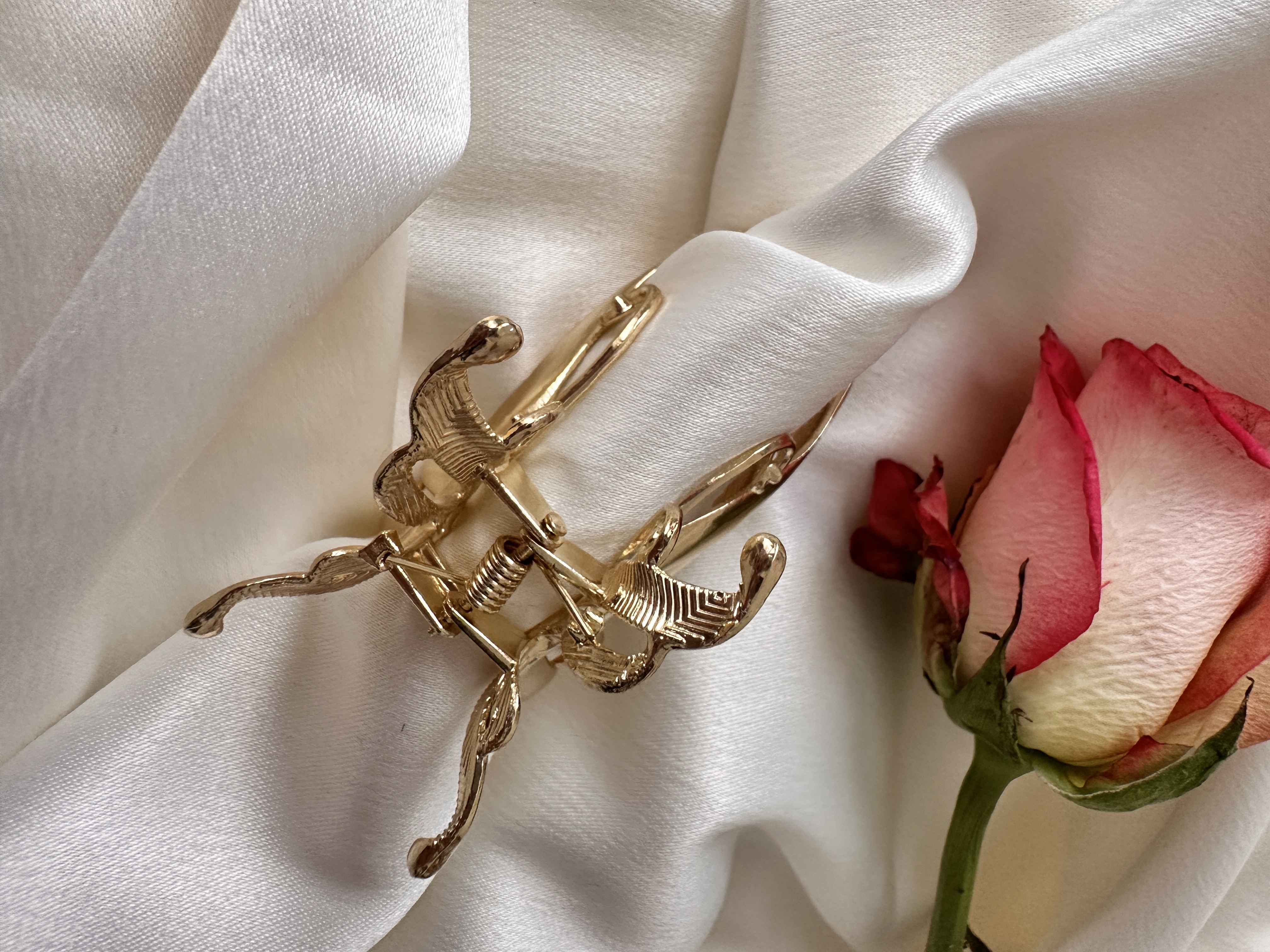 attache papillon doré 