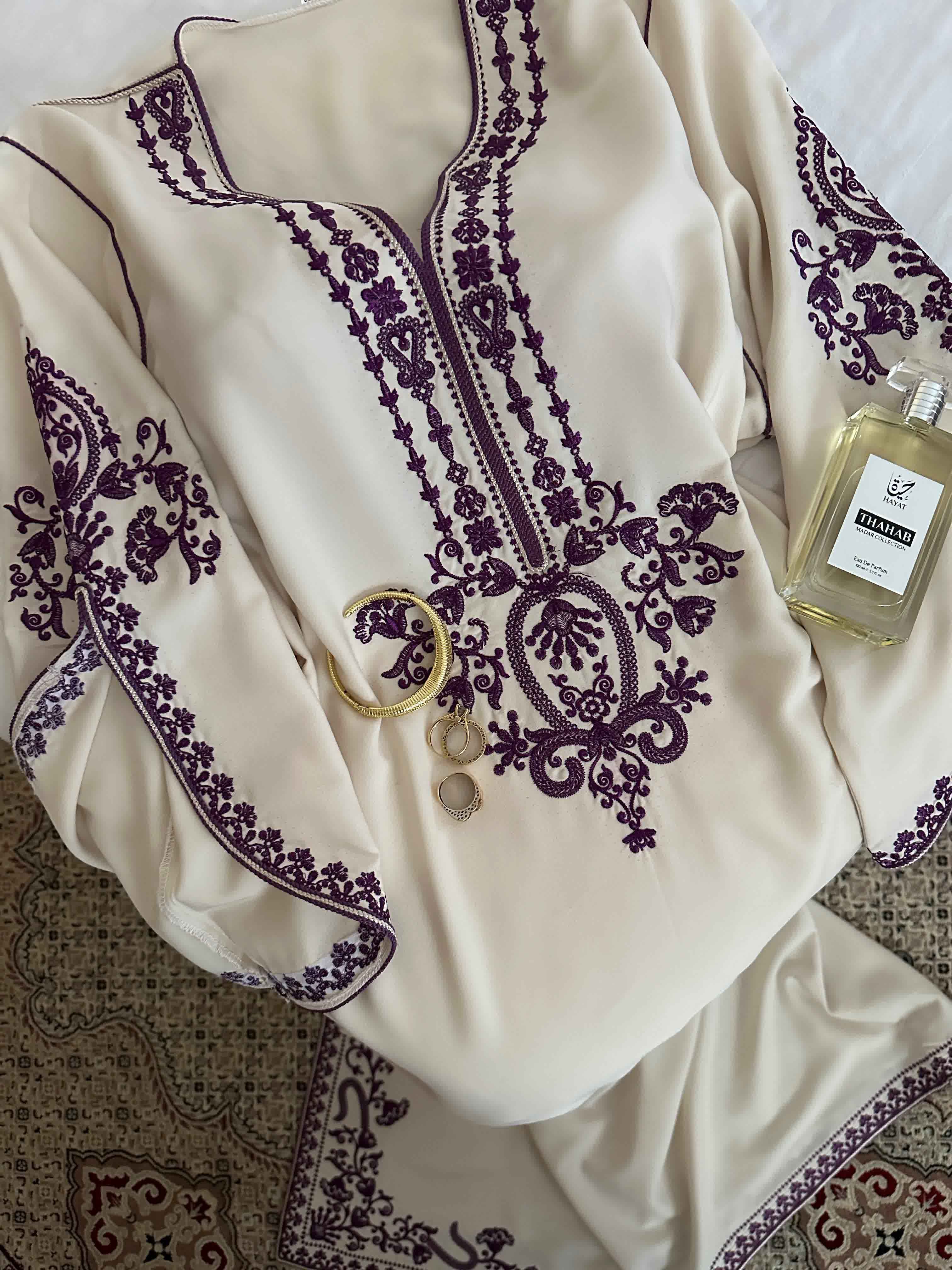 Robe fente broderie brillante 