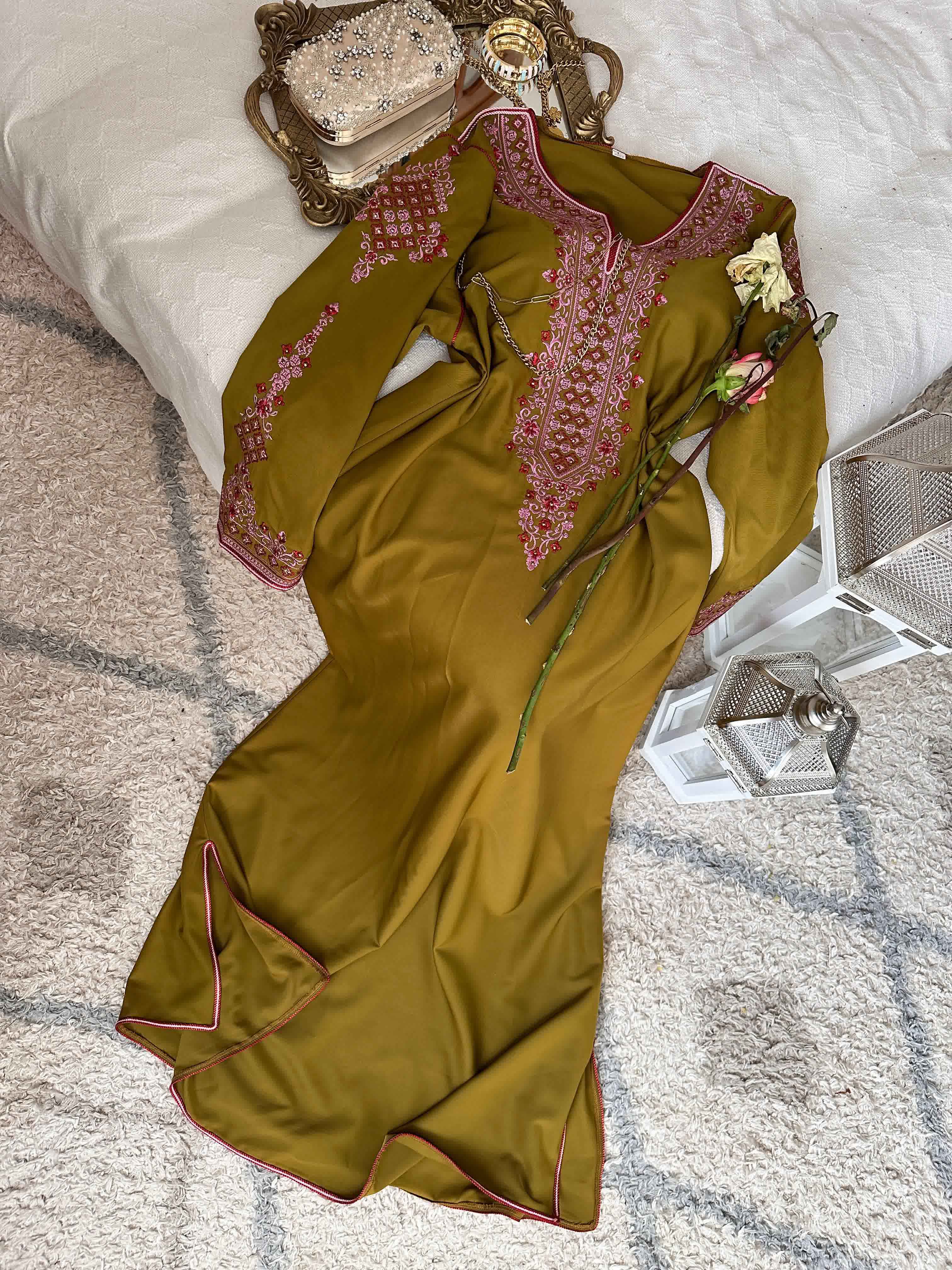 Robe broderie manches complet 