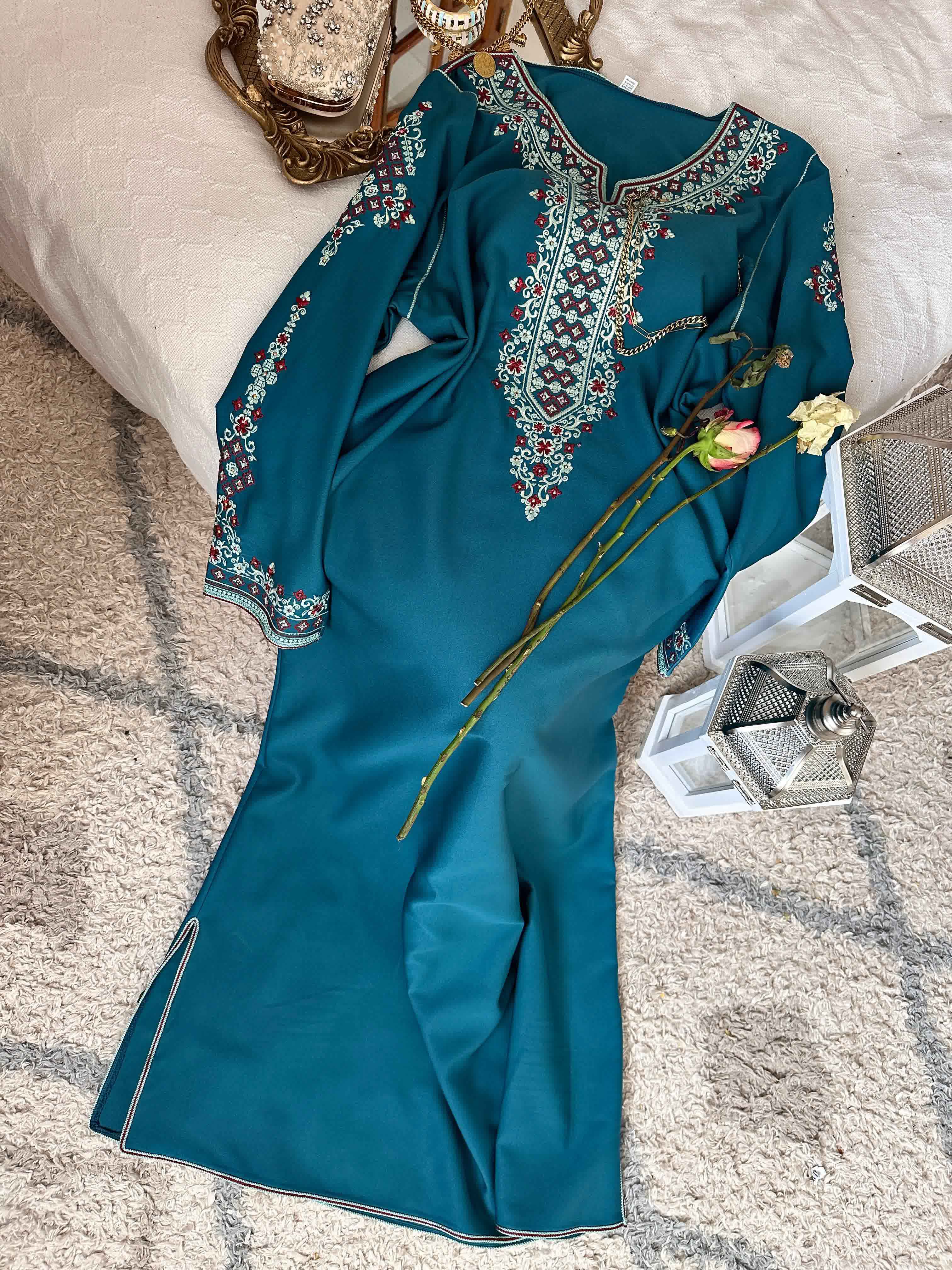 Robe broderie manches complet