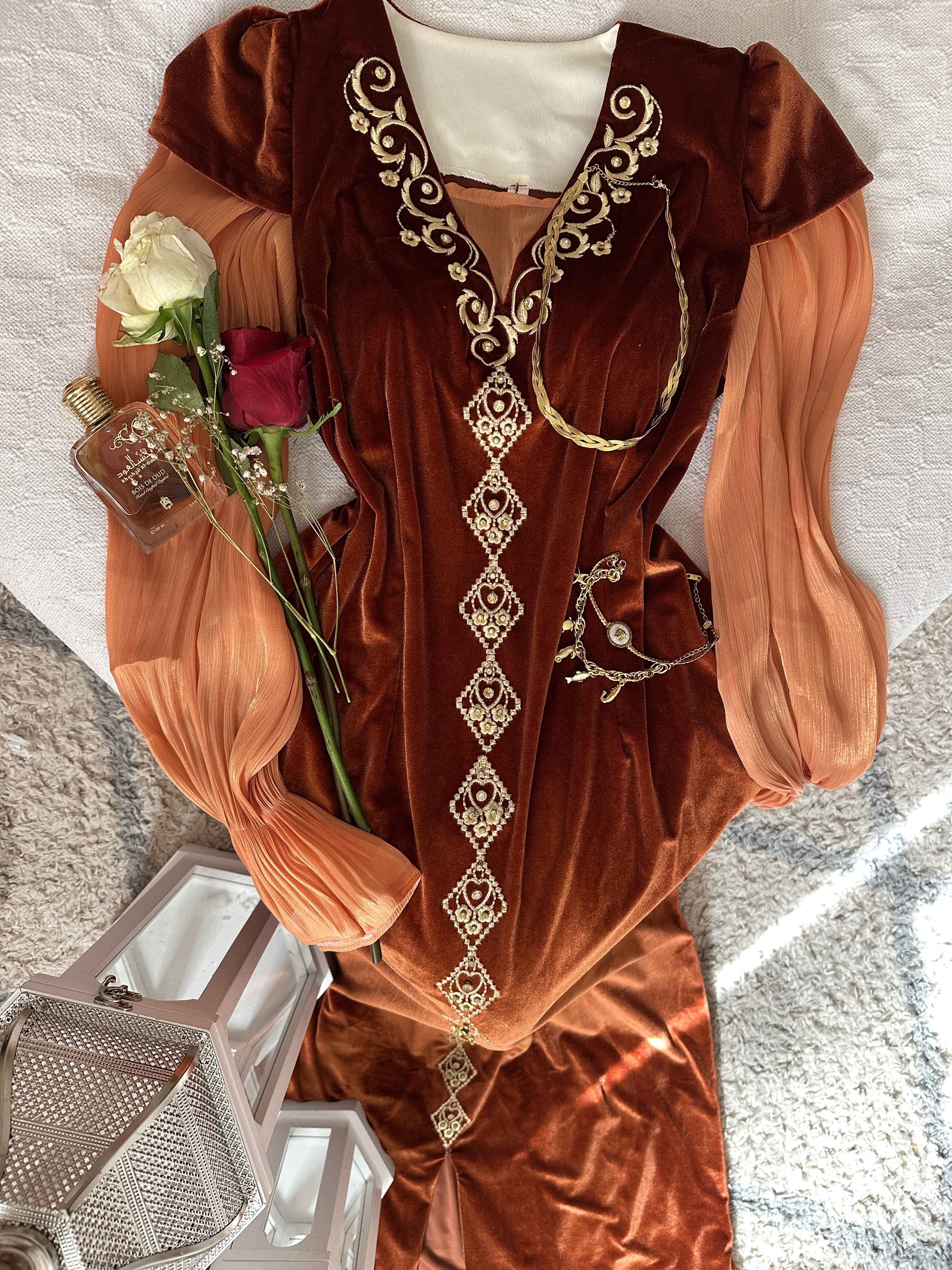 Robe White lily velour broderie doré 