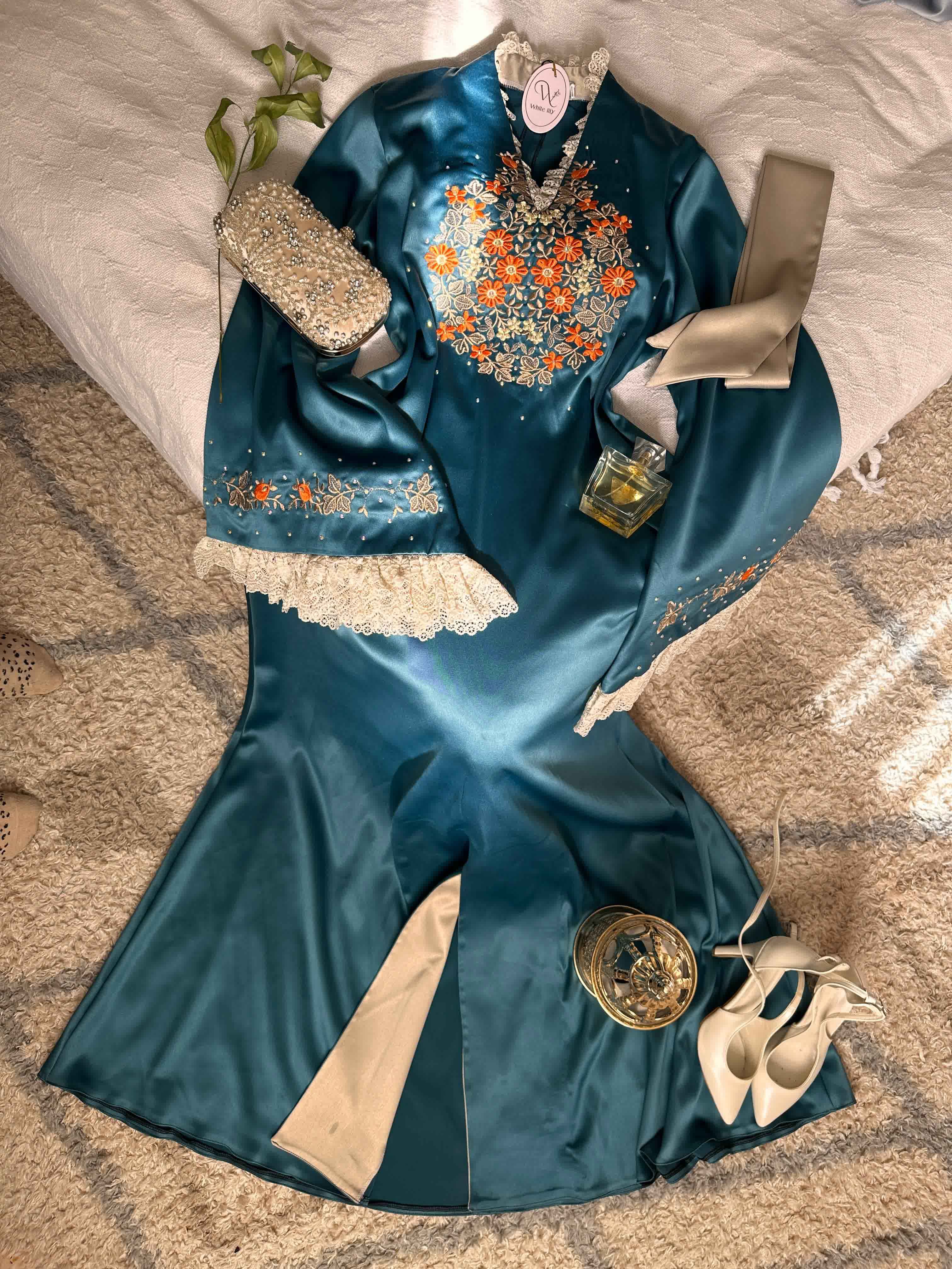 Robe satinée details broderie et dentelle 