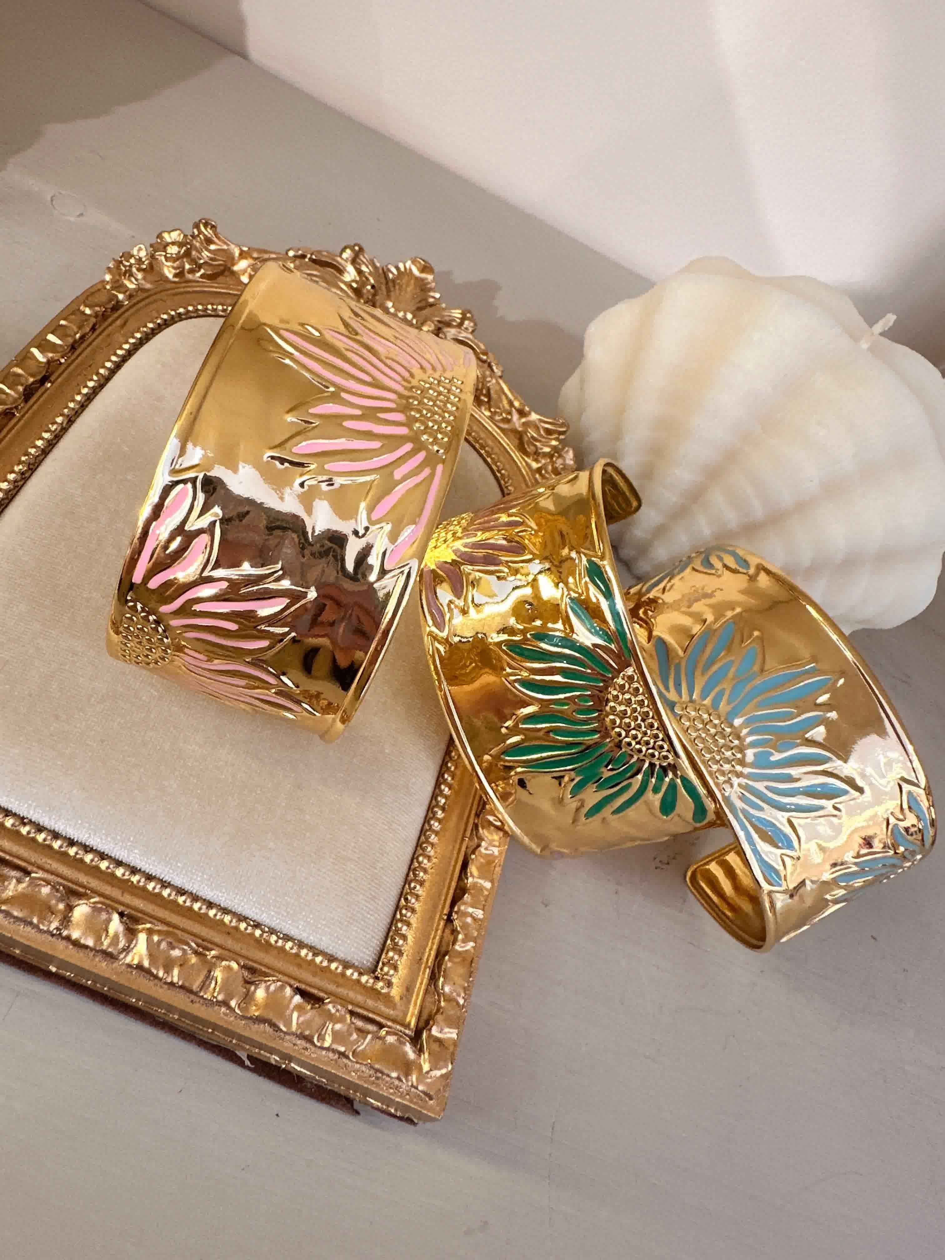 bracelet doré desin floral 