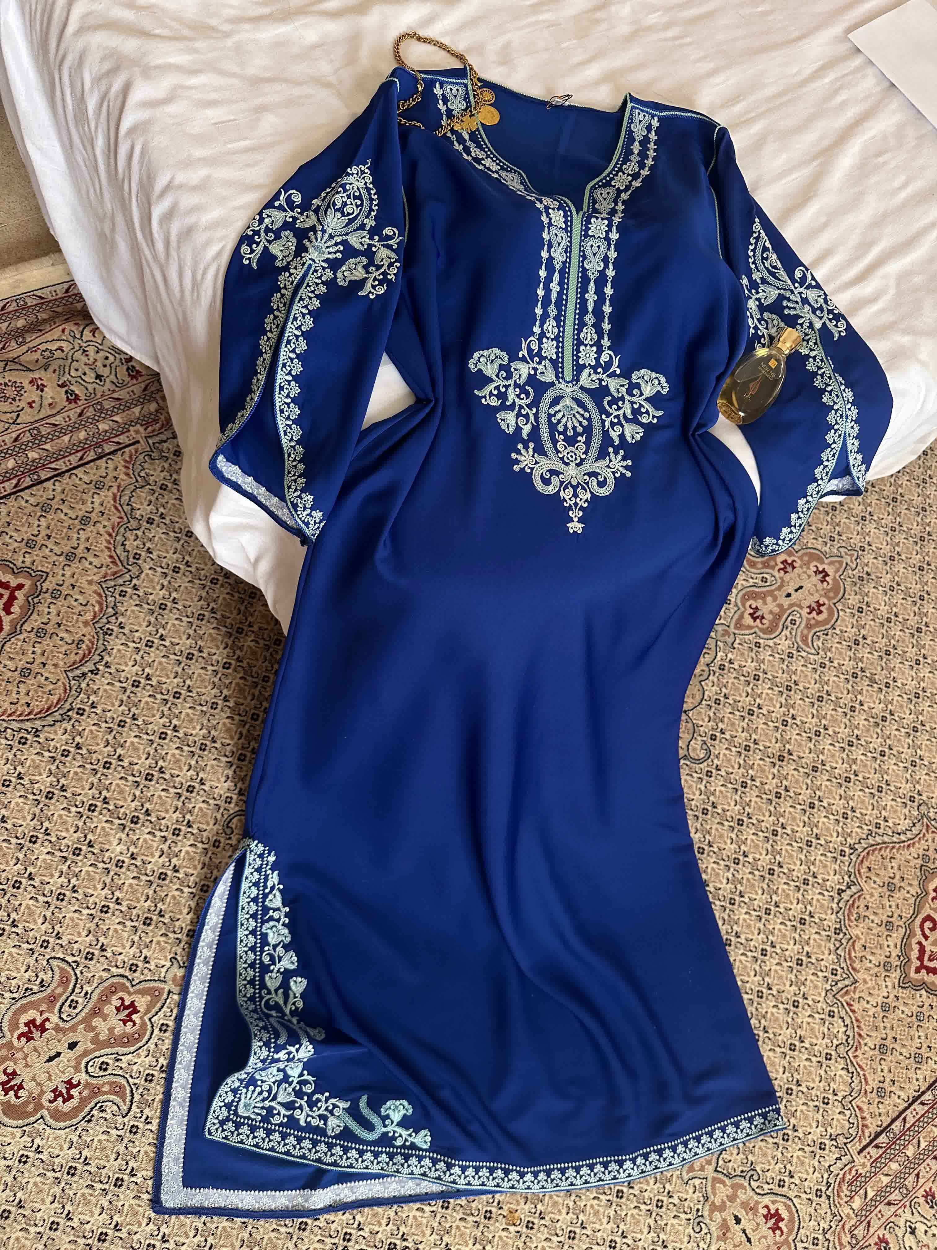 Robe fente broderie brillante 