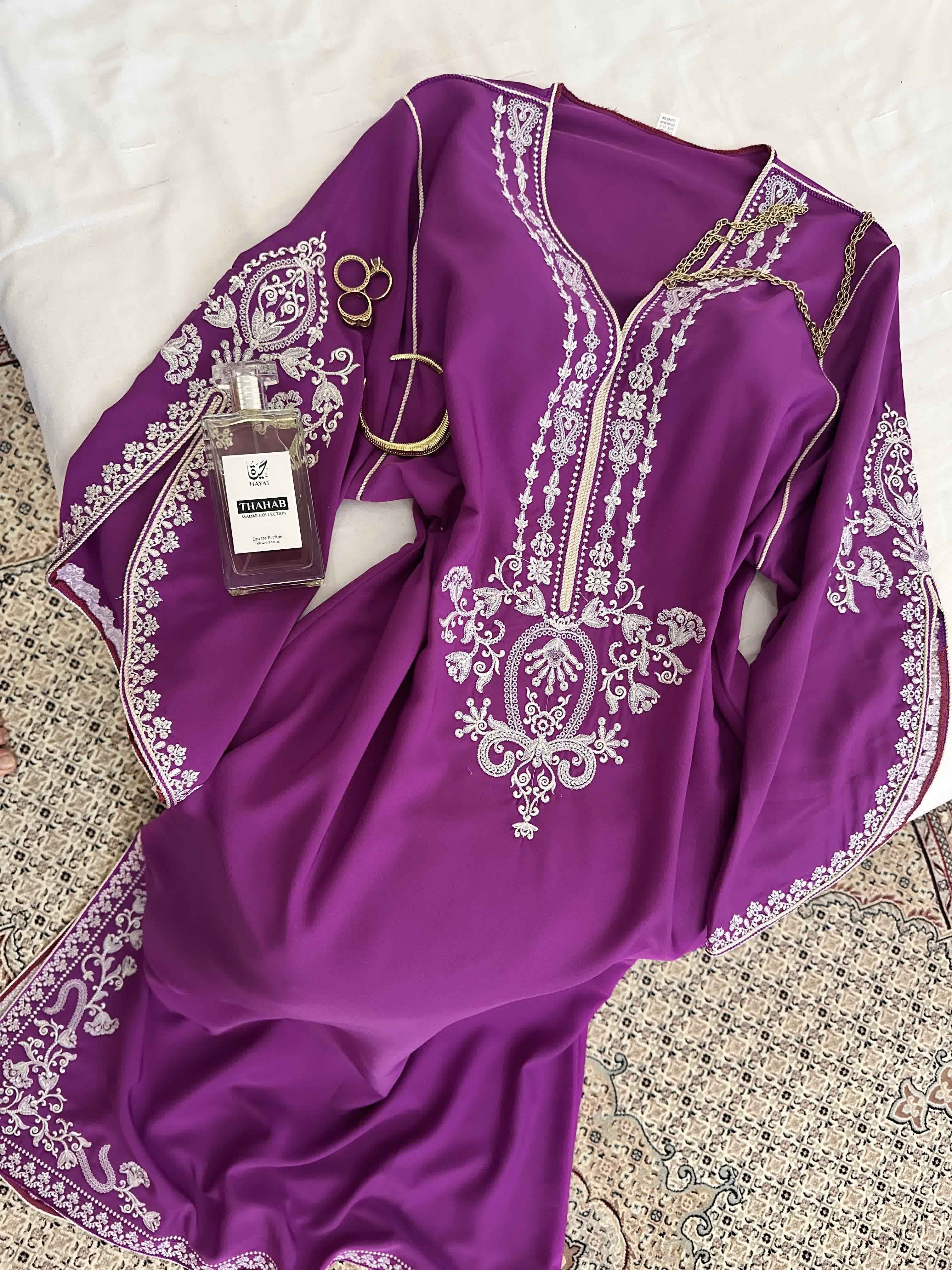 Robe fente broderie brillante 