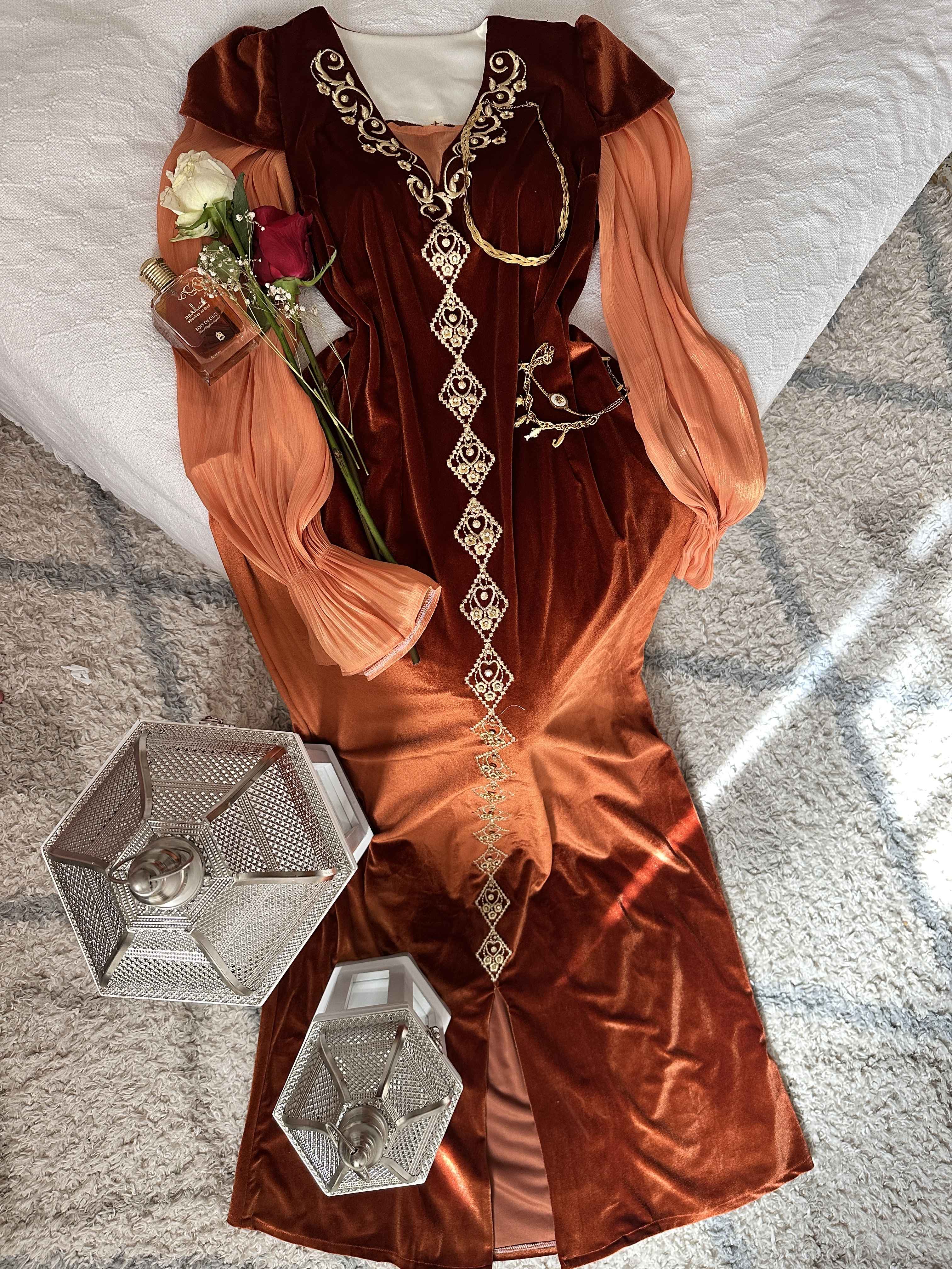 Robe White lily velour broderie doré 