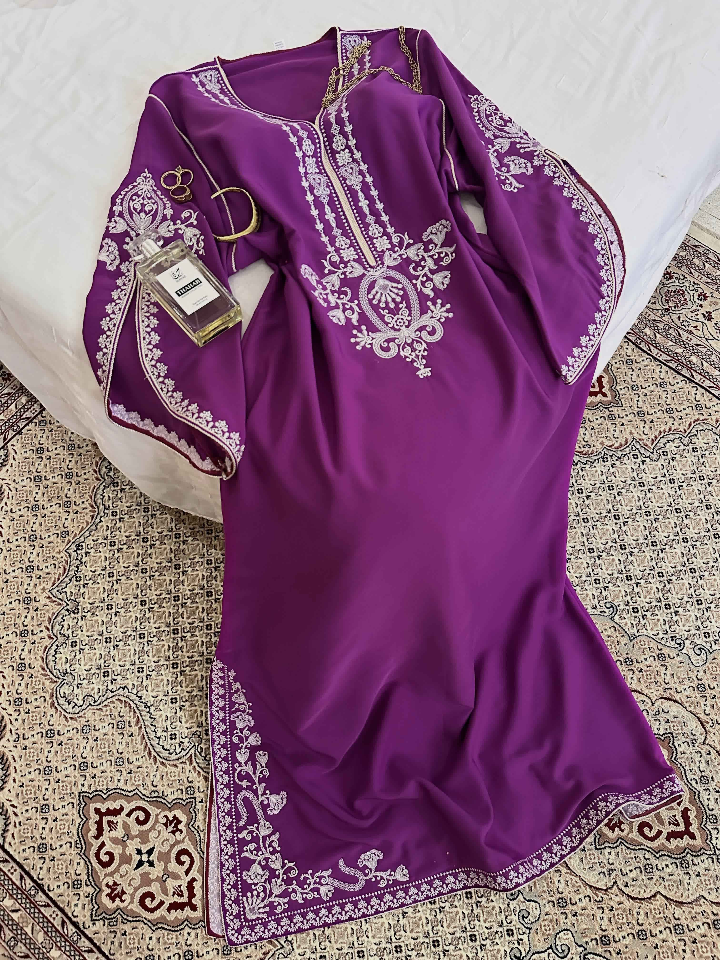 Robe fente broderie brillante 