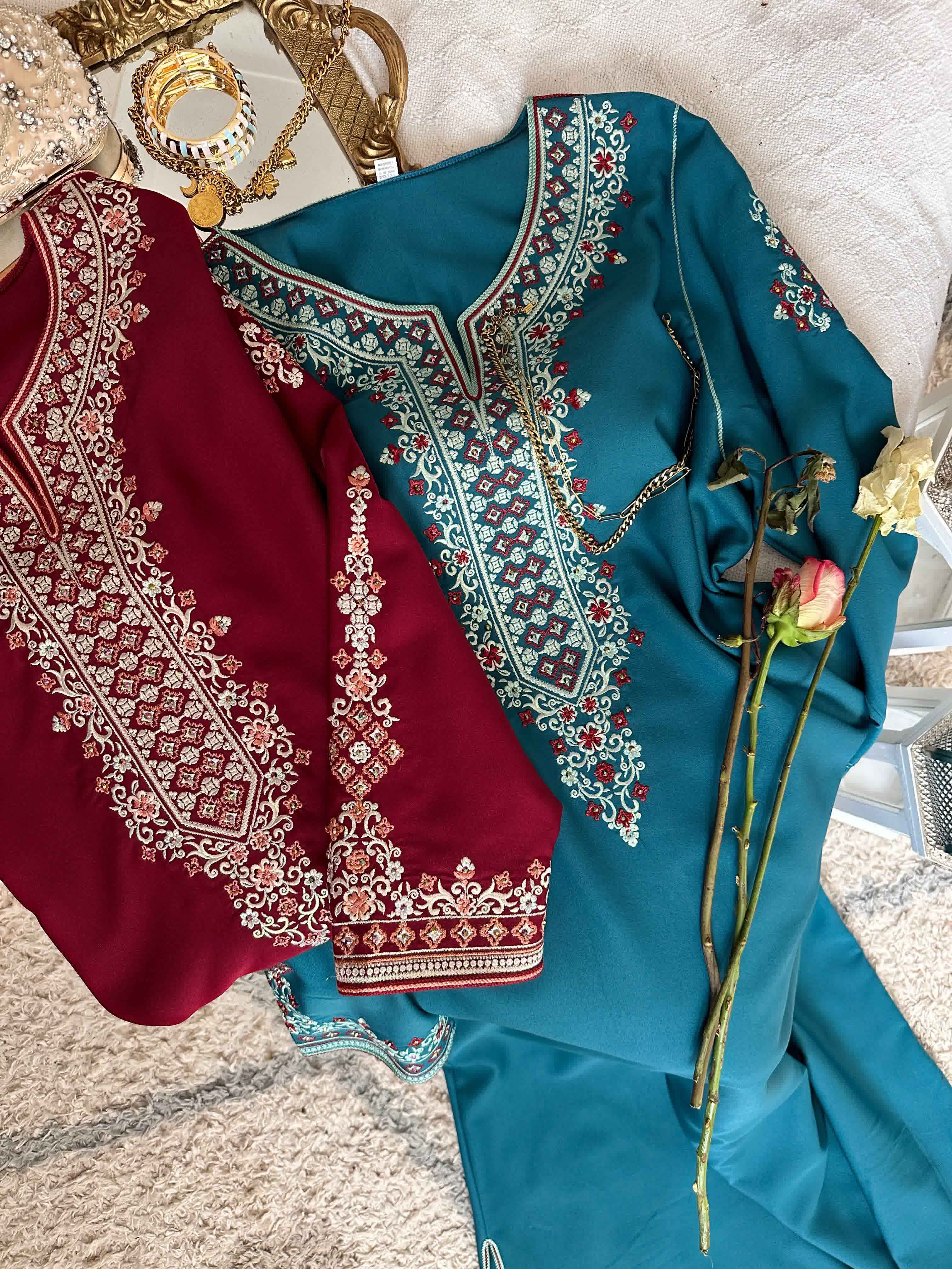 Robe broderie manches complet 