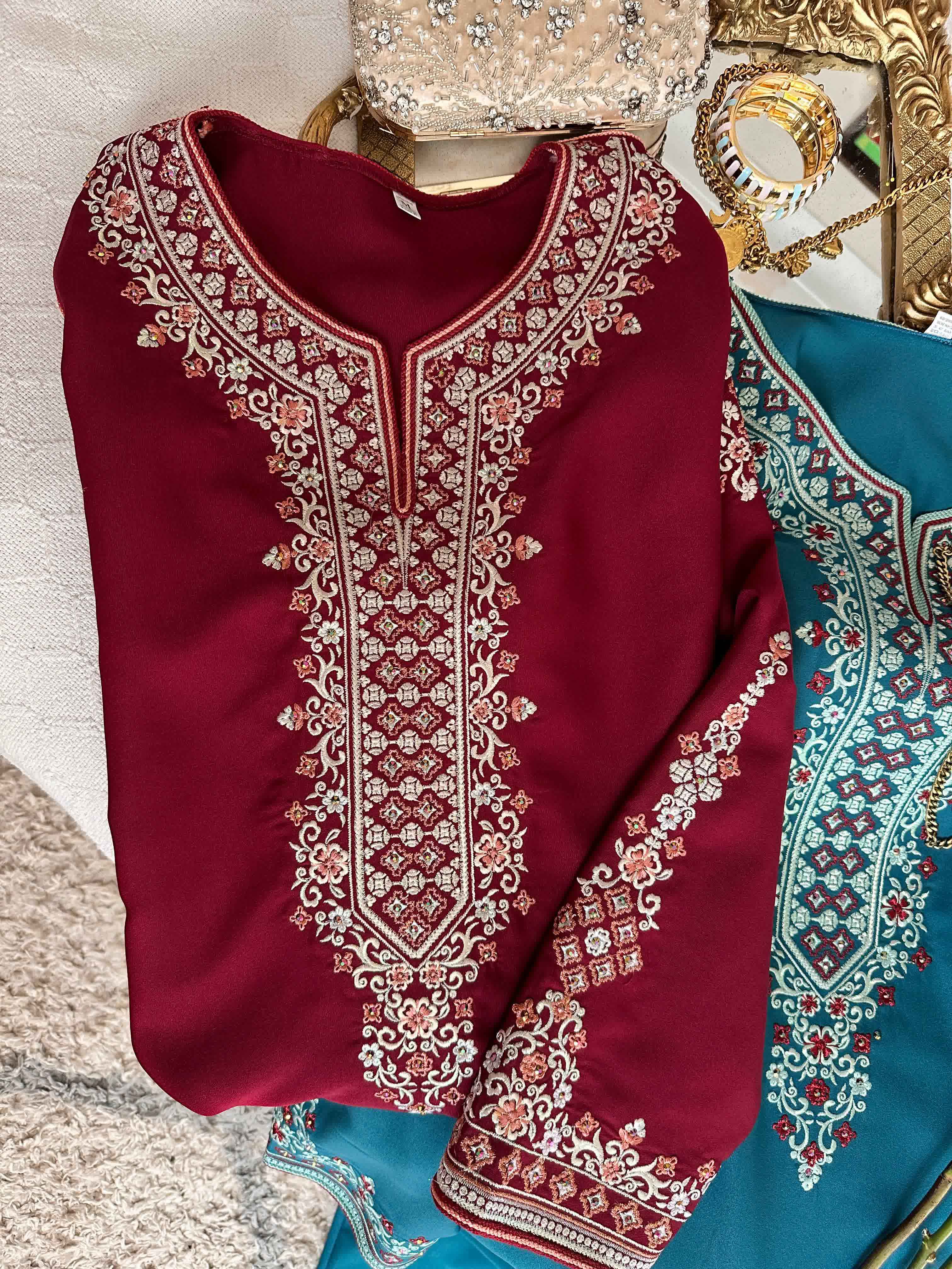 Robe broderie manches complet 