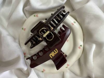 Attache miumiu doré