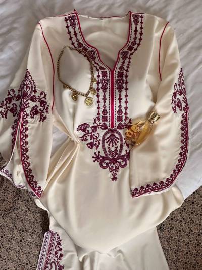 Robe fente broderie brillante