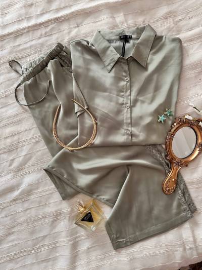 Pyjama soyeuse uni dentelle