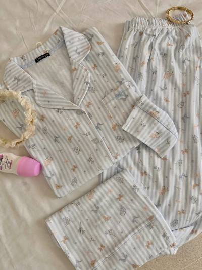 Pyjama fleurs et papillon boutonné