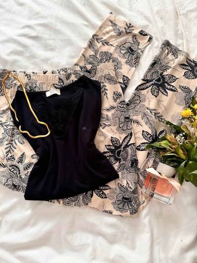 Pyjama Penymood noir pantalon beige fleuri