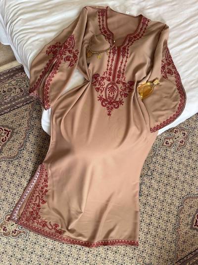 Robe fente broderie brillante