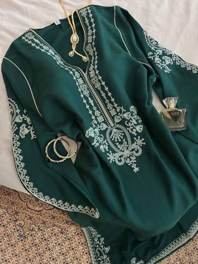 Robe fente broderie brillante