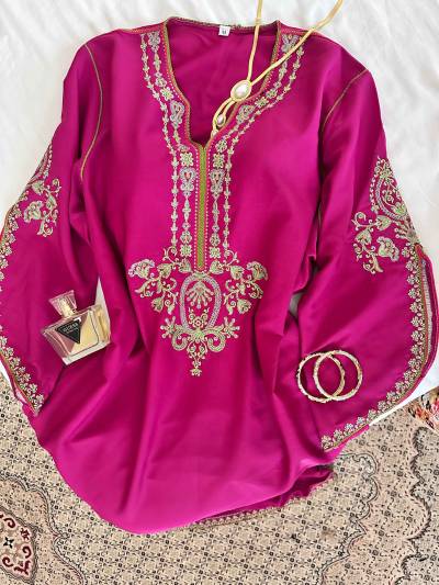 Robe fente broderie brillante