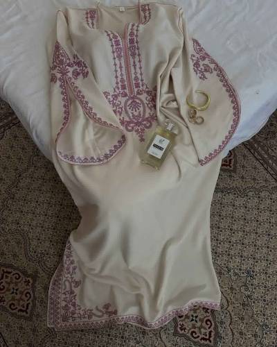 Robe fente broderie brillante