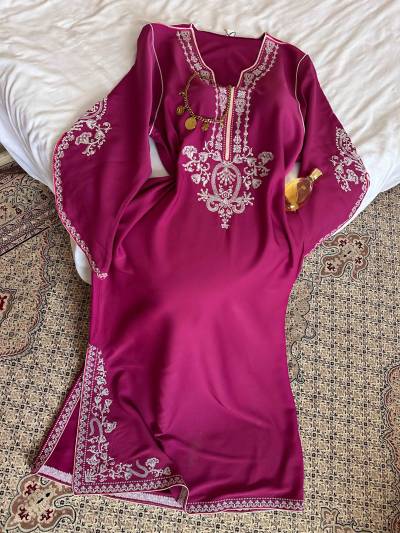 Robe fente broderie brillante