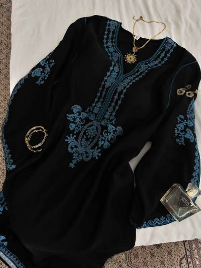 Robe fente broderie brillante