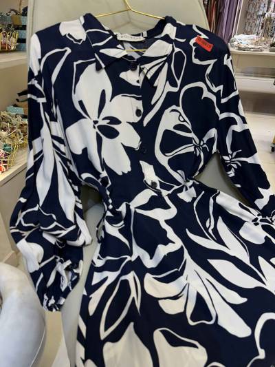 robe bleu nuit fleur blanche